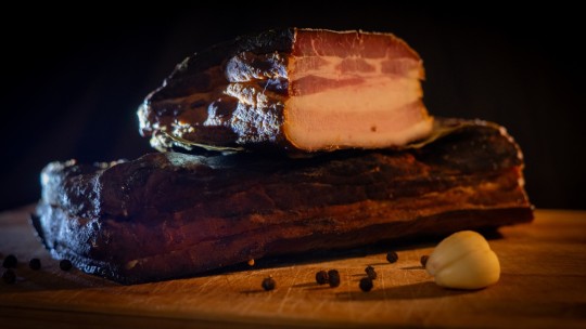 Karsti kūpināta cūkgaļas krūtiņa (cauraudzis)