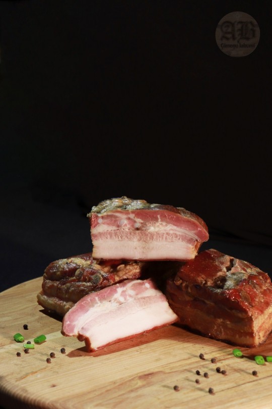 Karsti kūpināta cūkgaļas krūtiņa (cauraudzis)