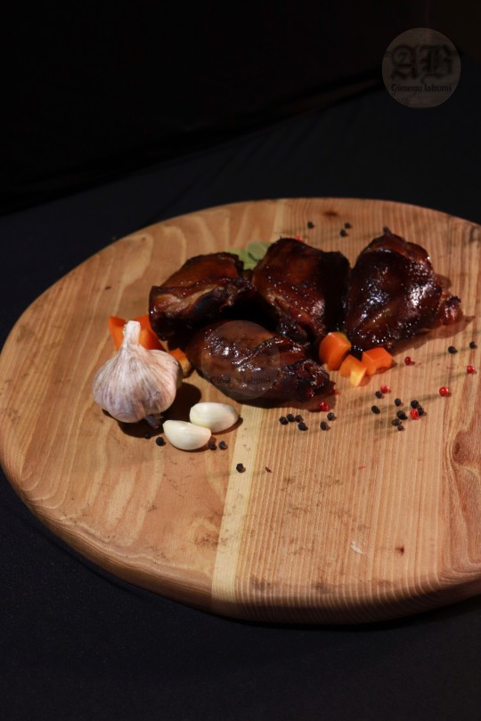 Karsti kūpināts marinēts vistas šķinķītis