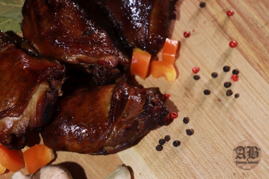 Karsti kūpināts marinēts vistas šķinķītis