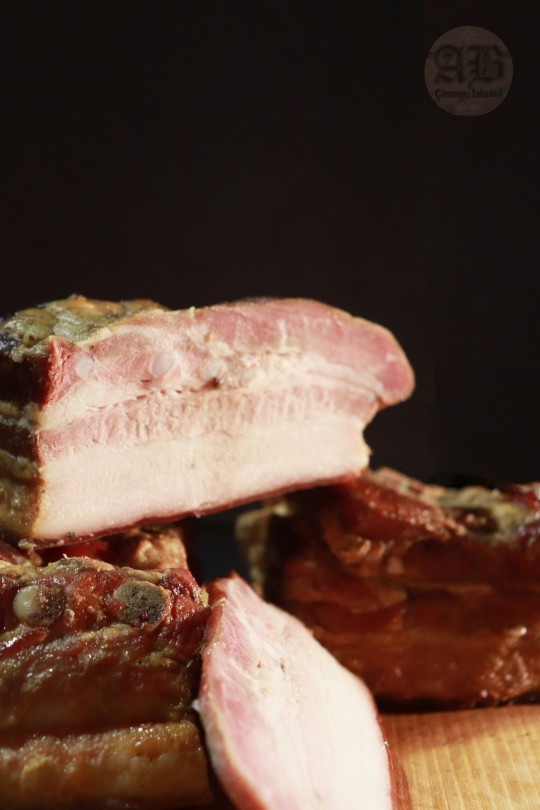 Karsti kūpināta cūkgaļas krūtiņa (cauraudzis)