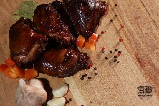 Karsti kūpināts marinēts vistas šķinķītis