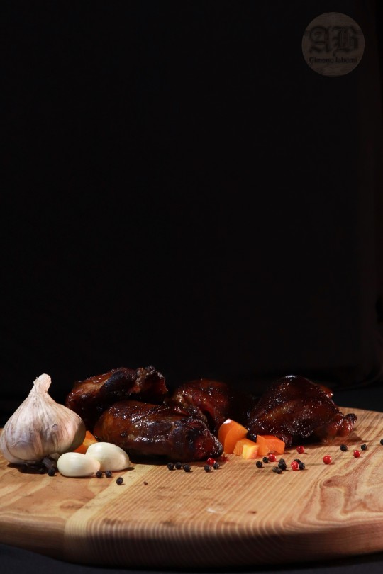 Karsti kūpināts marinēts vistas šķinķītis