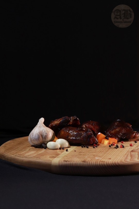 Karsti kūpināts marinēts vistas šķinķītis