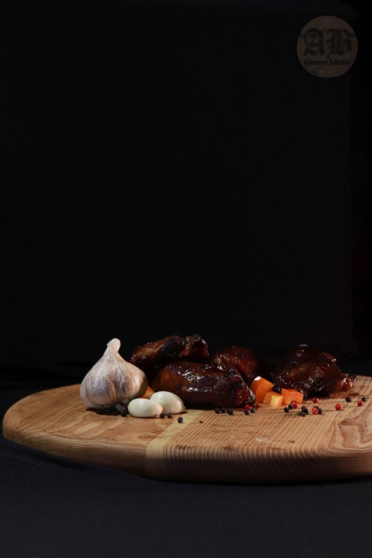 Karsti kūpināts marinēts vistas šķinķītis