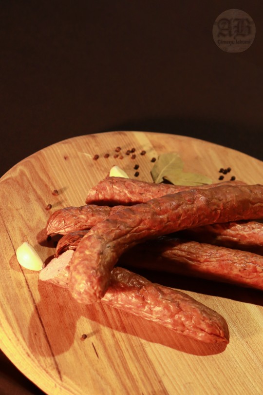 Karsti kūpināta cūkgaļas desa ar ķimenēm