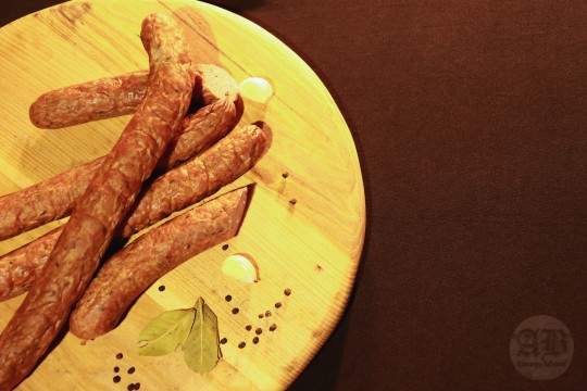 Karsti kūpināta cūkgaļas desa ar ķimenēm