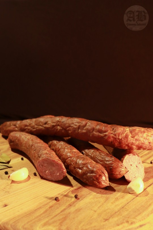 Karsti kūpināta cūkgaļas desa ar ķimenēm