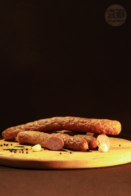 Karsti kūpināta cūkgaļas desa ar ķimenēm