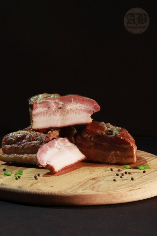 Karsti kūpināta cūkgaļas krūtiņa (cauraudzis)