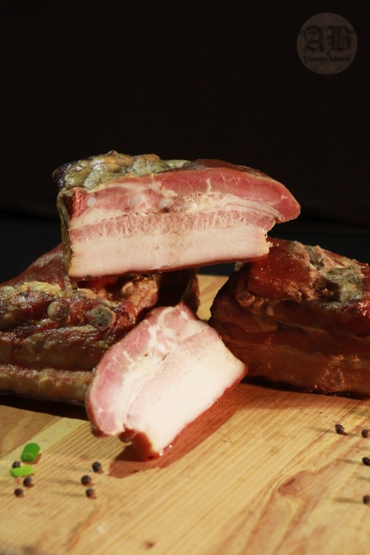 Karsti kūpināta cūkgaļas krūtiņa (cauraudzis)