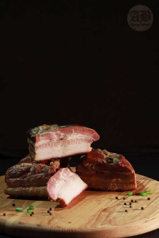 Karsti kūpināta cūkgaļas krūtiņa (cauraudzis)