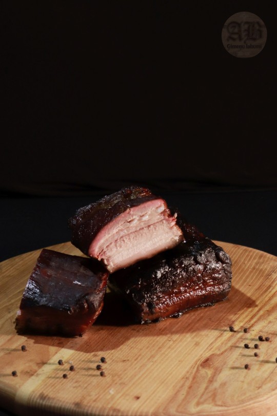 Karsti kūpināta cūkgaļas krūtiņa (cauraudzis)